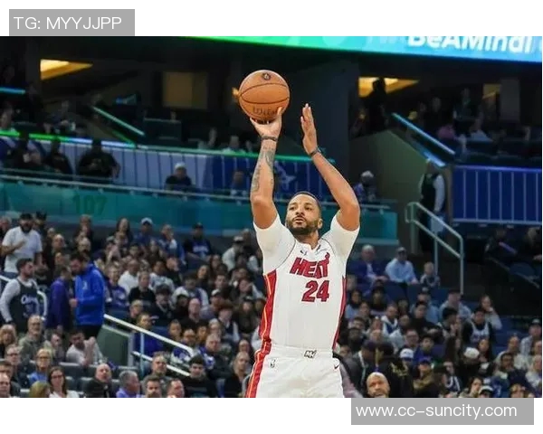 鲍威尔自嘲年纪大队友称叔叔实际上与年轻球员仅差一岁