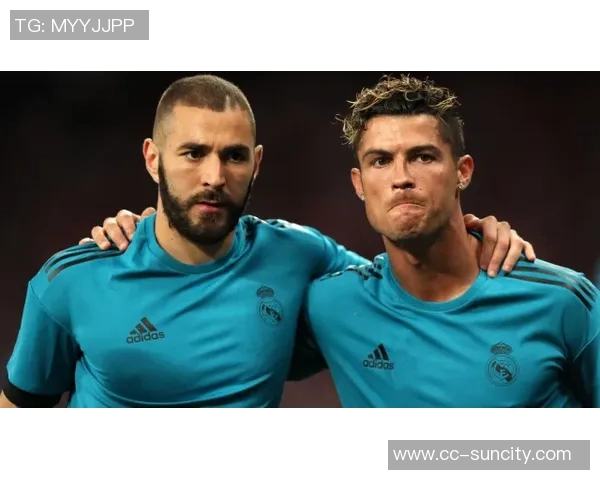 哈兰德分享与家人温馨合照感慨兄弟情深老大陪伴温暖心灵